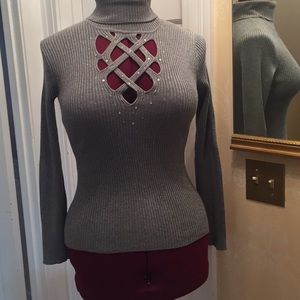 Cache gray sweater